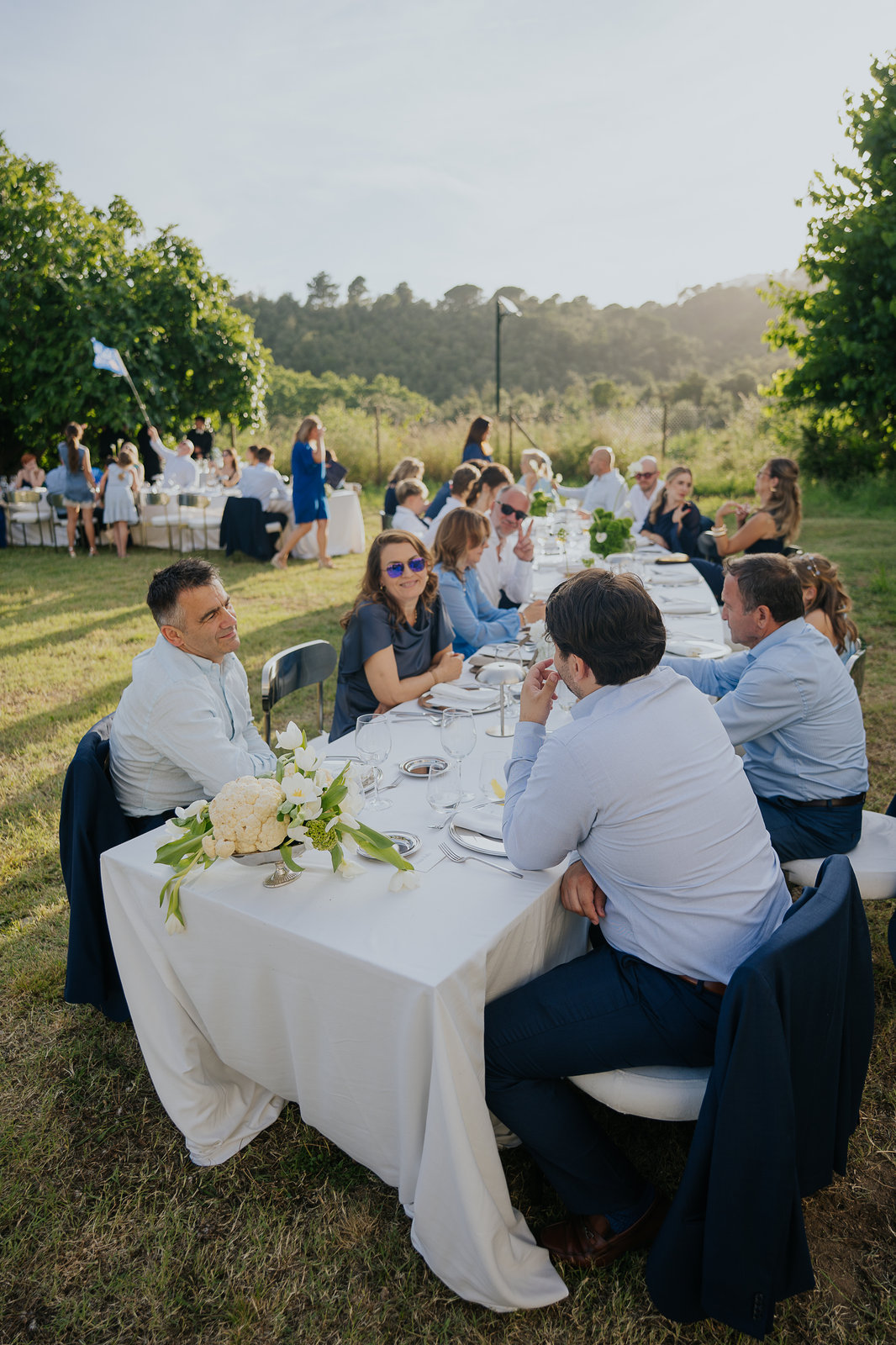 Banquete al aire libre con invitados