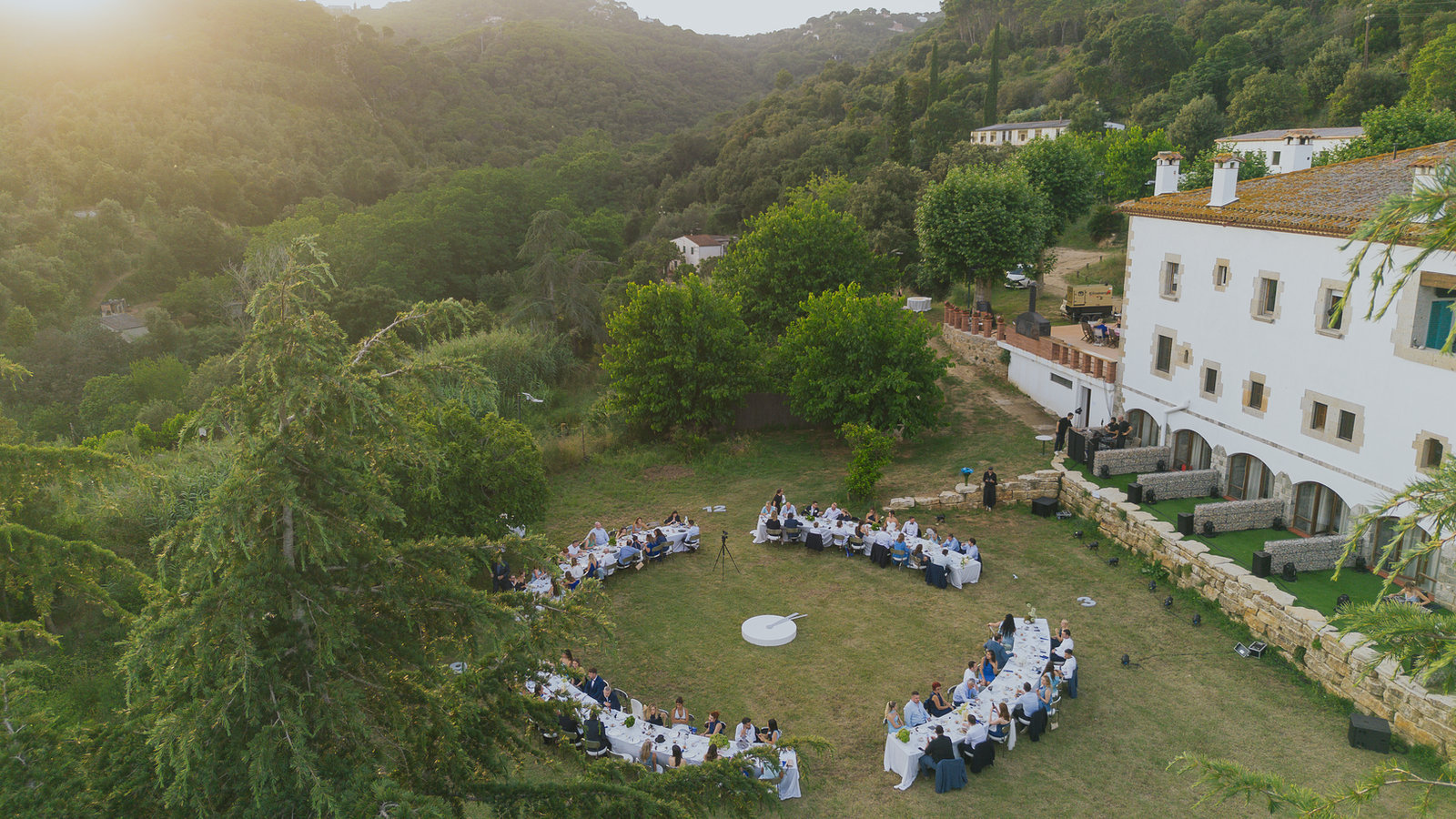 Banquete en el jardín de una masía, vista aérea