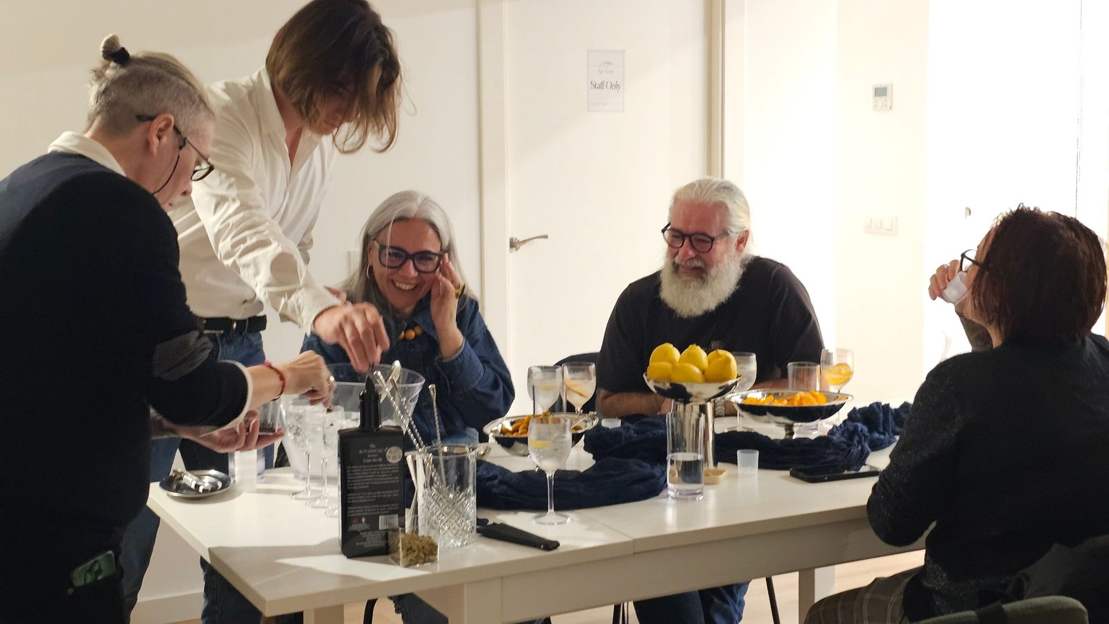 Participantes riendo durante la masterclass de gin tonic
