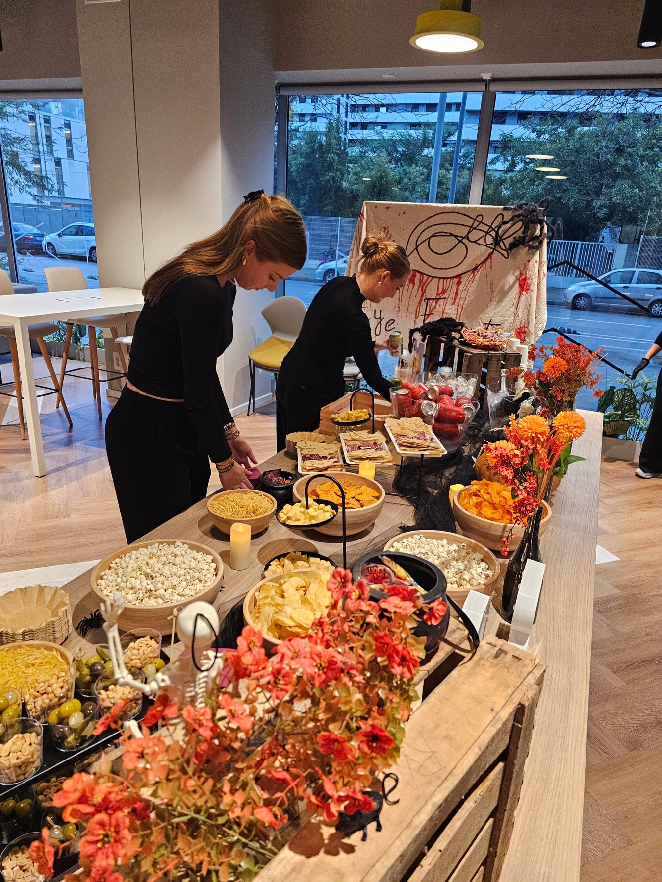 Picoteo de Halloween organizado por Eye Events en un edificio de oficinas